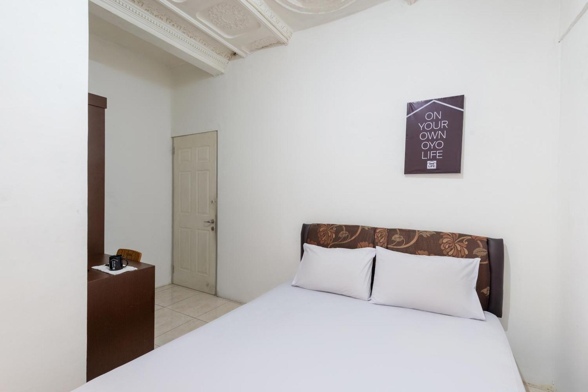 Oyo Life 2108 Griya Aisyah Residence Сурабая Экстерьер фото